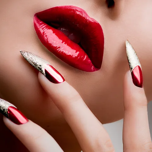 Beauty close-up — gold glitter chrome stiletto nails